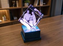 Семейные фотографии в стеклянном кубе 80 на трёх гранях с подсветкой