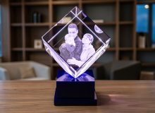 Светильник «Куб 100» с 3D-портретом семьи и ребёнка в стекле