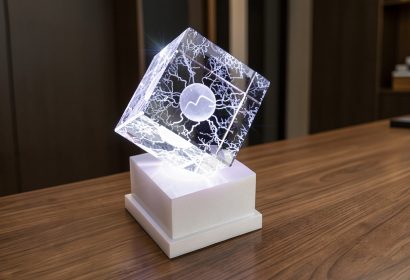 Куб 80 с 3D-гравировкой шаровой молнии, электрическими разрядами и логотипом внутри