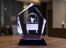Награда из стекла Престиж с 3D-моделью стелы Ямбург и подсветкой