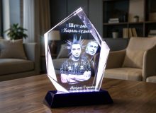 Светильник из стекла с изображением любимой музыкальной группы и подсветкой