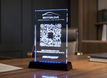 Вертикальная стеклянная плакетка с QR-кодом, логотипом MOTORLOVE и подсветкой для услуги автоподбора