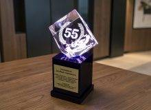 Юбилейная награда из стекла «Куб 80 на высокой подставке» с цифрой 55, венком и большим поздравительным текстом на шильде